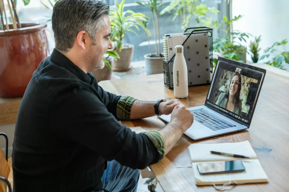 Mentor en una videollamada uno a uno con una emprendedora